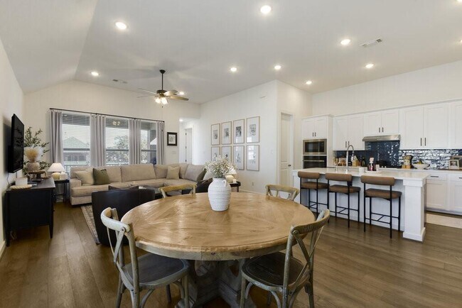 Building Photo - 524 Calmo Ct