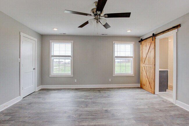 Building Photo - 127 Riverbend Dr