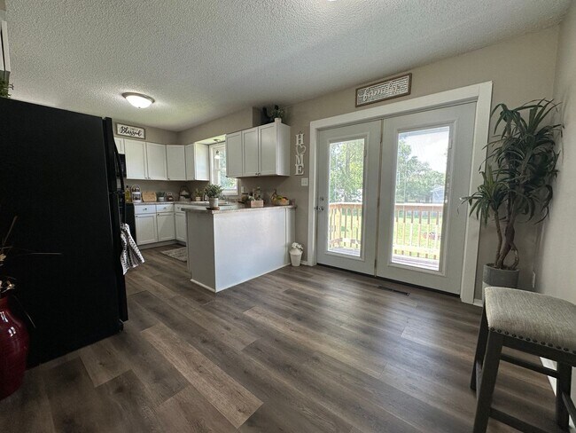 Building Photo - 3 bed, 1 bath home for rent in Maywood edi...