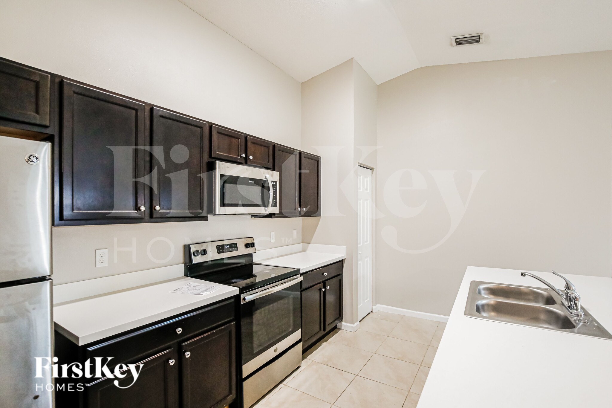 Building Photo - 931 SE Thornhill Dr