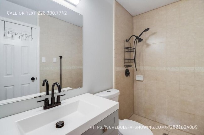 Building Photo - 647 Ridge Dr