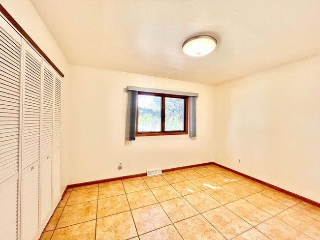 Building Photo - Gorgeous Private Home with Views!