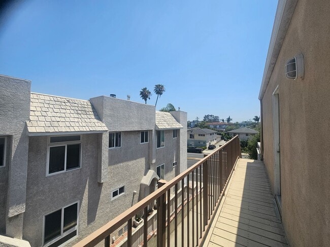 Building Photo - 2 bed 1.5 bath for rent just minutes away from the beach