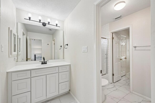 Building Photo - 10021 Planters Woods Dr
