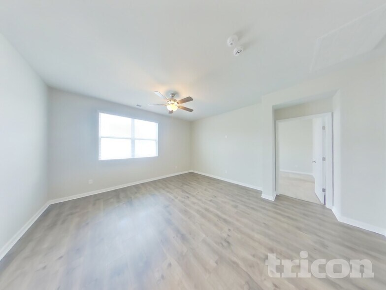 Building Photo - 4050 Beach Wy