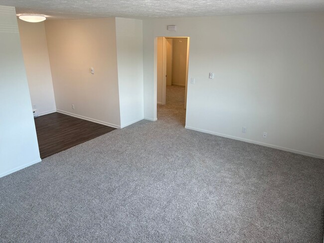 Building Photo - 834 N Bell St