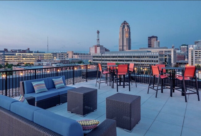 Building Photo - 1400 E Walnut St