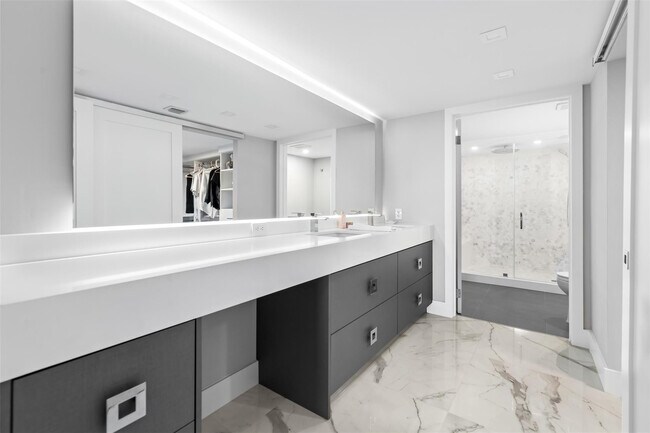 Building Photo - 777 Bayshore Dr