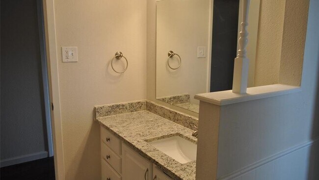 Building Photo - 2232 Shady Brook Dr