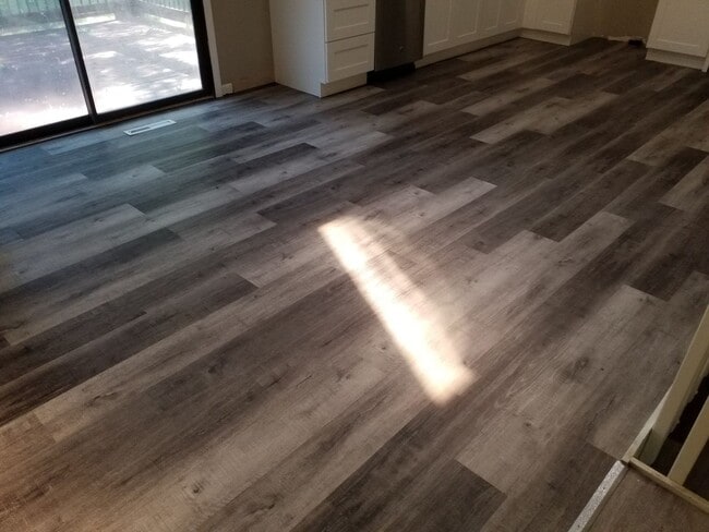 Building Photo - Coming Soon – Beautifully Renovated 4-Bedroom Home in Blue Springs!