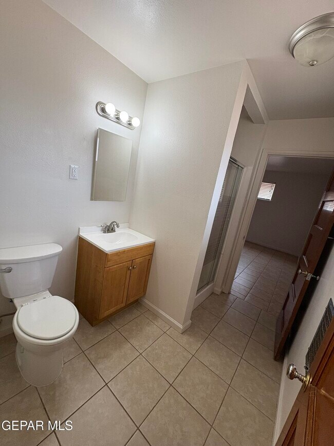 Building Photo - 3305 Killarney St