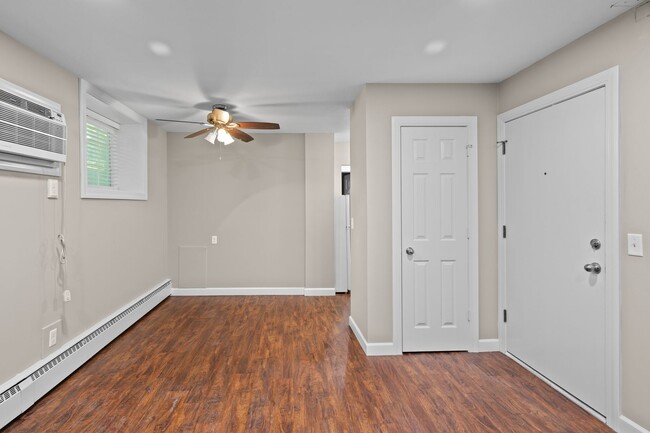 Building Photo - Spacious 1BR/1Bath apartment available Now!