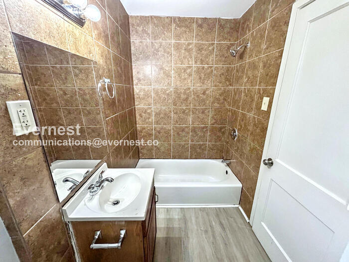 Building Photo - 1819 Oakmont Dr NW