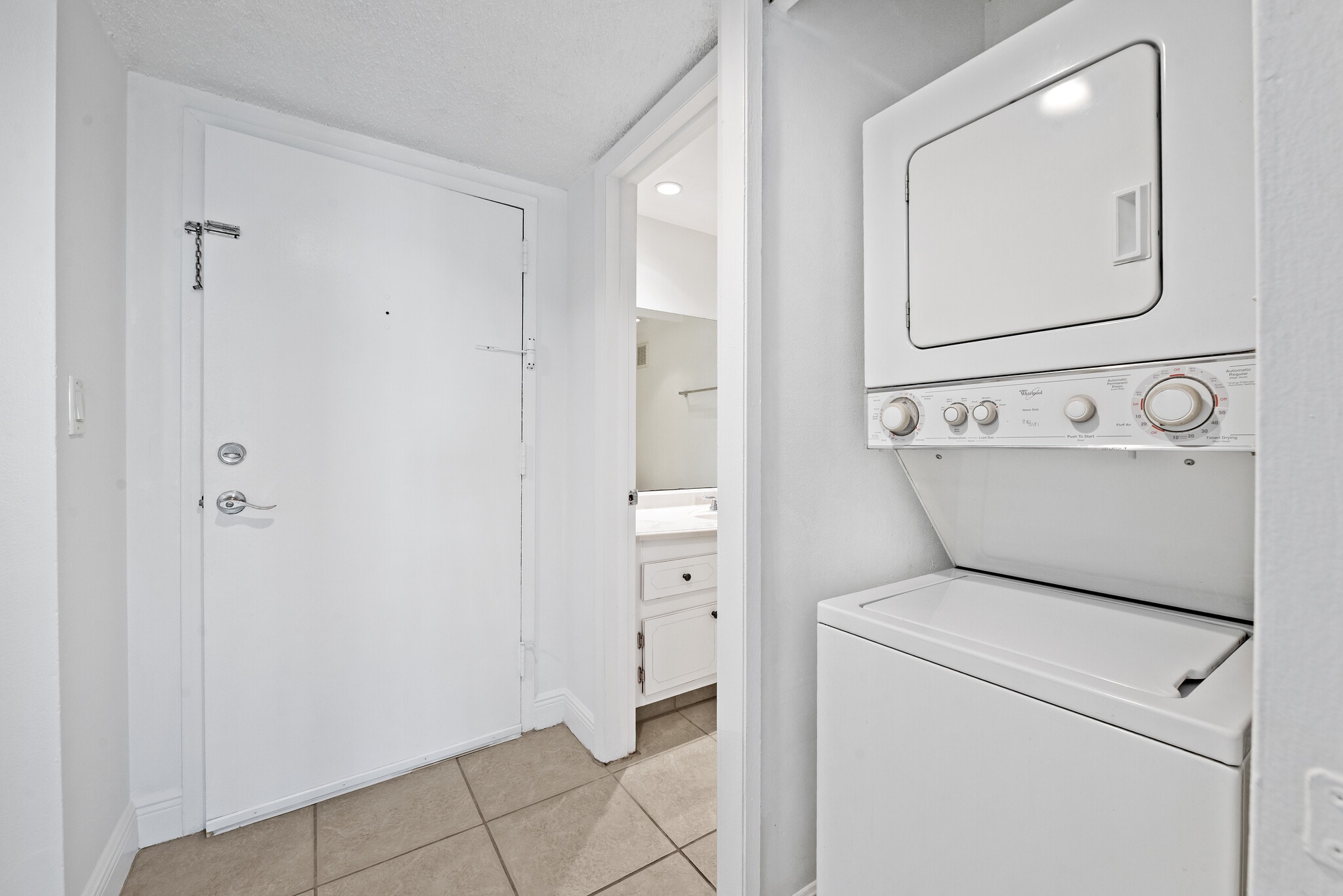 Building Photo - 140 Lakeview Dr