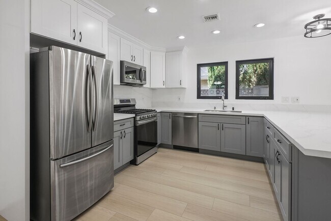 Building Photo - COMPLETELY UPDATED CALABASAS HOME!