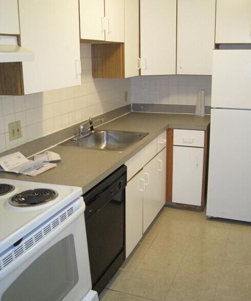 Building Photo - 31 Iroquois St