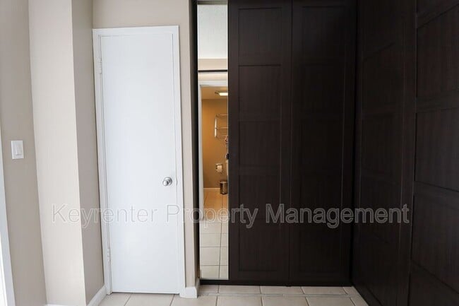 Building Photo - 410 W 7th St