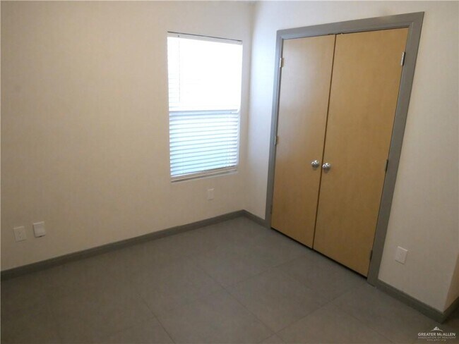 Building Photo - 23 Iris Ave