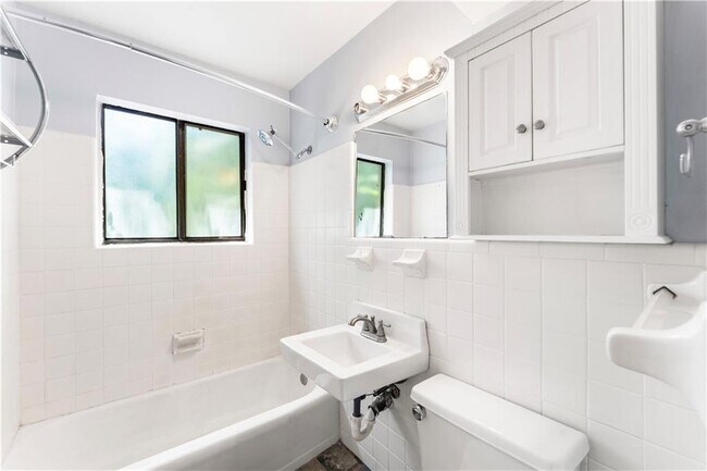 Building Photo - 870 Glendale Terrace NE