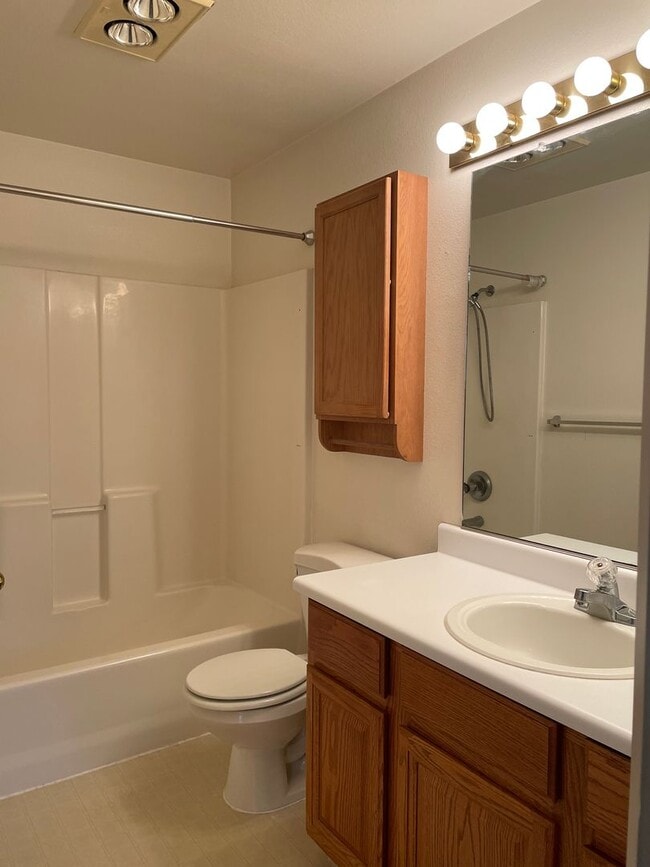 Building Photo - This 3 bedroom 2 bathroom home is located in beautiful Shady Cove