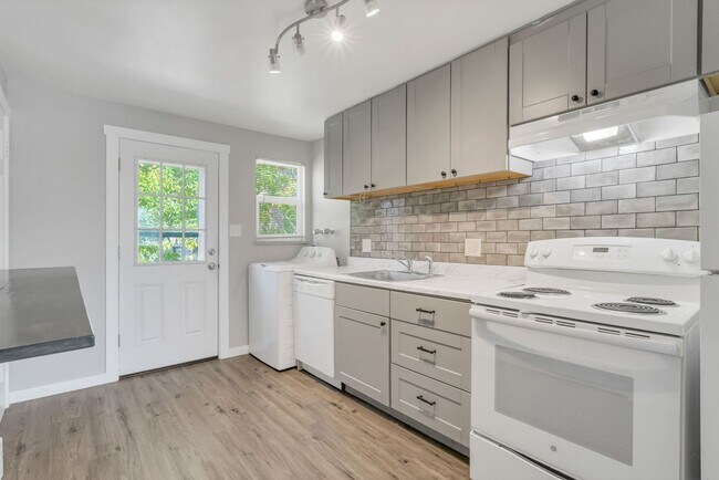 Building Photo - Newly Remodeled 2 Bed, 1 Bath Condo in the Goldsmith Neighborhood!