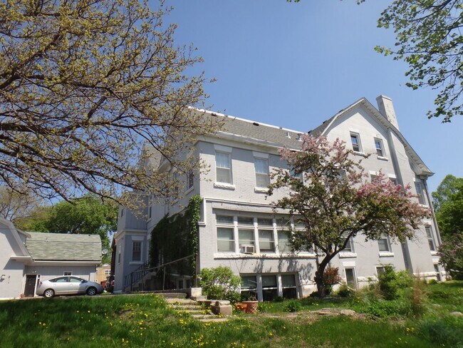 Building Photo - 2118 Pillsbury Ave