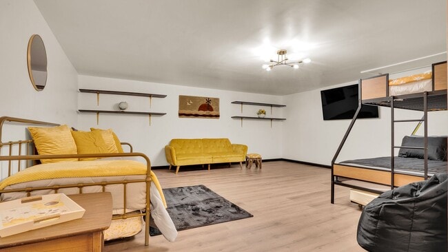 Building Photo - Fully furnished Airbnb with a pool