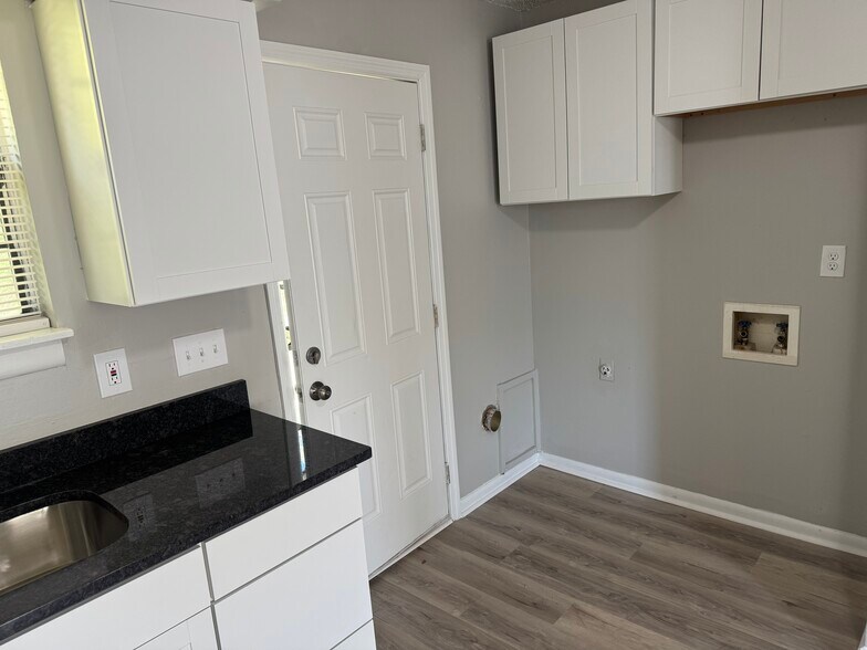 Building Photo - 3713 Village Trl