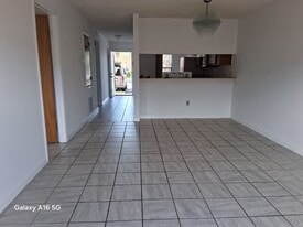 Building Photo - 2025 Caribbean Dr S