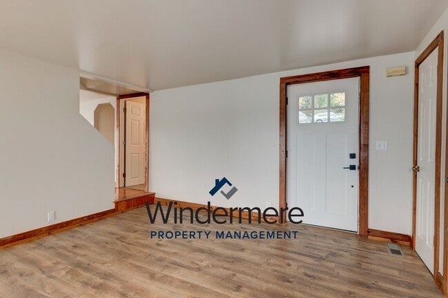 Building Photo - Three Bedroom, Two Bath Waterview