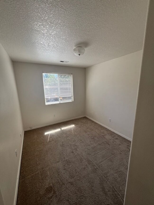 Building Photo - 4 Bed 2.5 Bath in Hillsboro