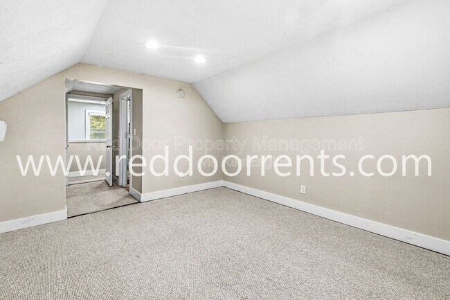 Building Photo - 2028 Hoyt Ave