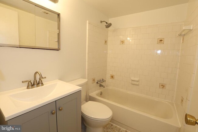 Building Photo - 4325 Americana Dr
