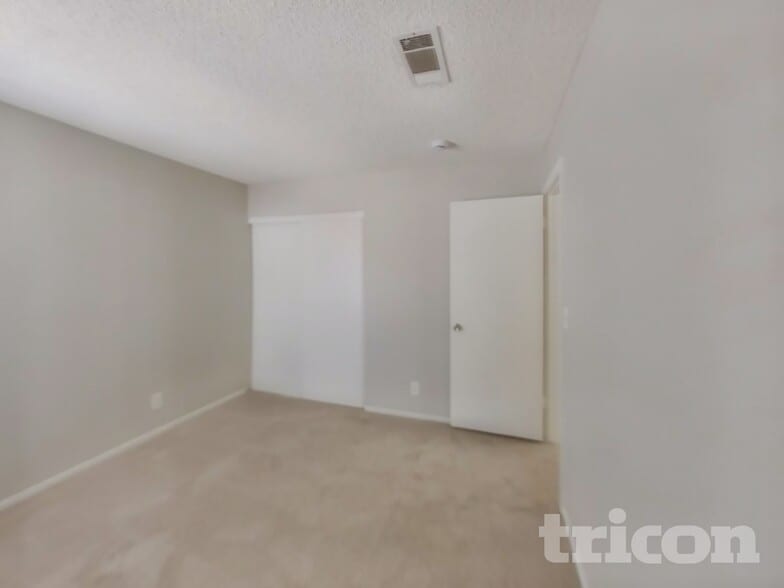 Building Photo - 1833 Ridgefield Dr