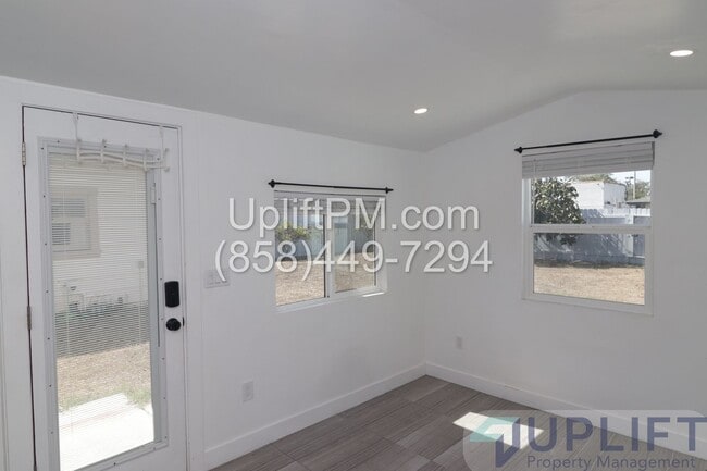Building Photo - Modern Studio W/ patio