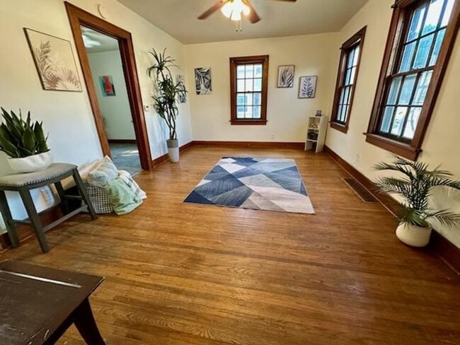 Building Photo - 2 bed, 1 bath home for rent in Waterloo