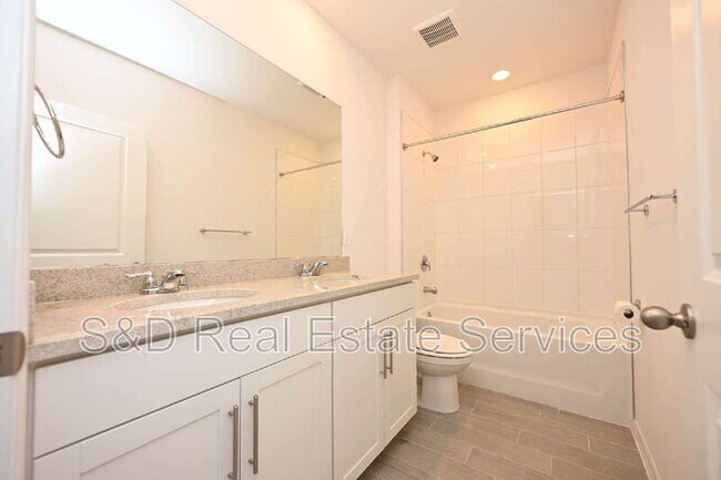 Building Photo - 2106 Rosewood Dr