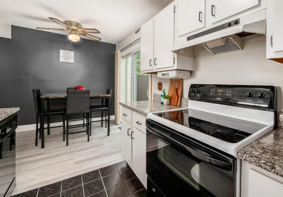 Building Photo - 4862 Stoneybrook Blvd