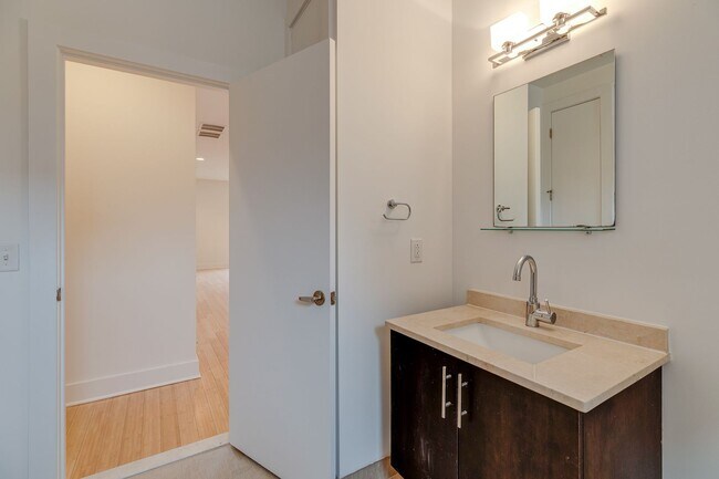 Building Photo - Northern Liberties Townhome with Parking Included