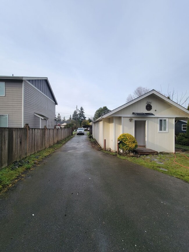 Building Photo - Charming newly updated 2 bedroom 1 bath ho...