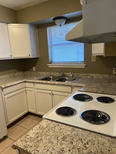 Building Photo - 901 Castle Heights Dr