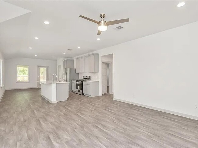 Building Photo - 12735 Ermine St