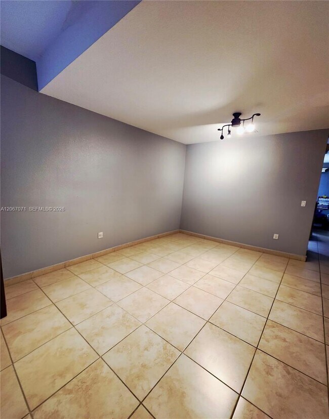 Building Photo - 1067 NE 41st Pl
