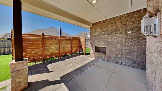 Building Photo - Luxury 4 Bedroom 3 Bathroom Home in Lone O...