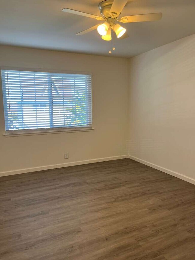 Building Photo - 1015 W Olive Ave