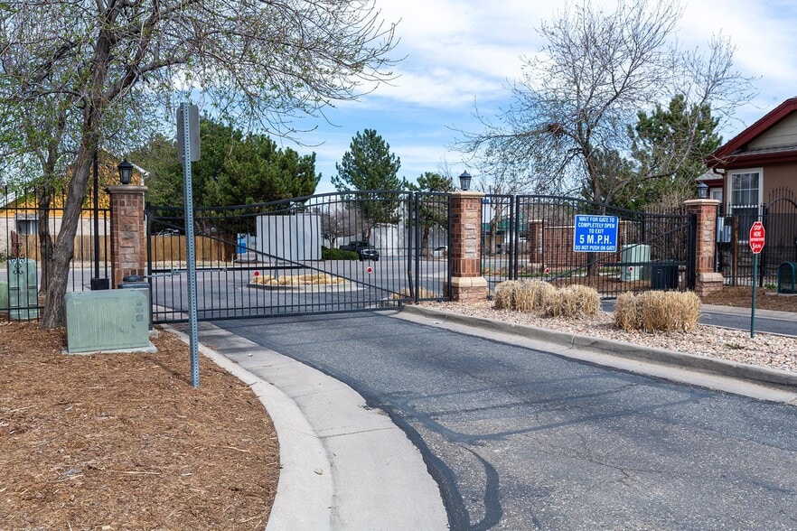 Building Photo - 15201 E Batavia Pl