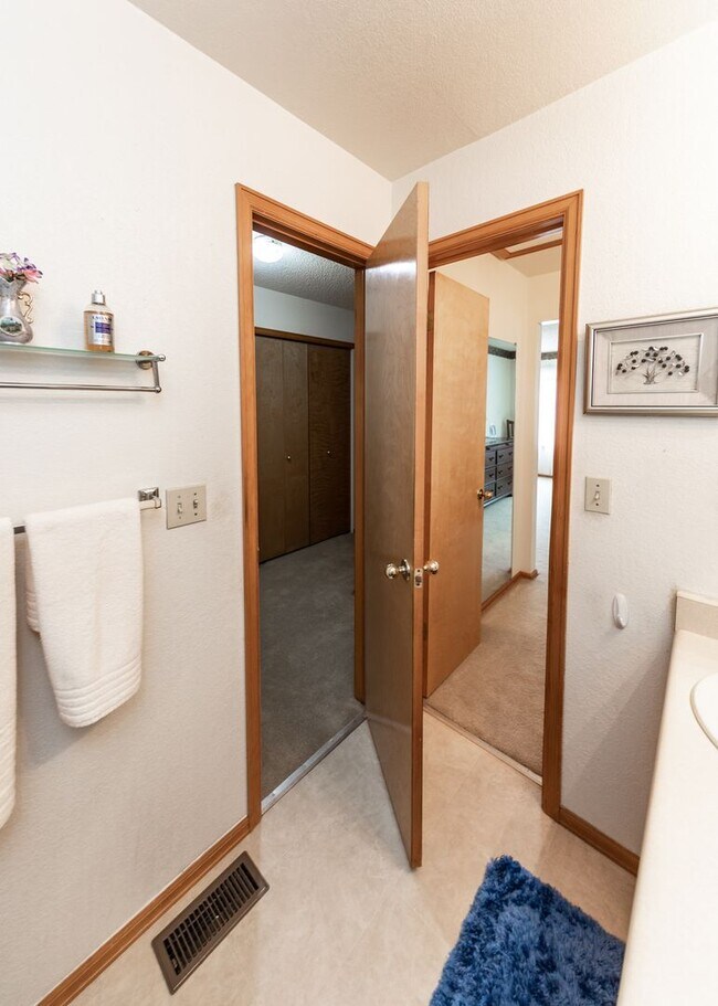 Building Photo - Spacious 5 Bedroom in D20 centrally located