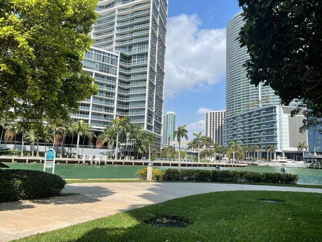 Building Photo - 801 Brickell Key Blvd