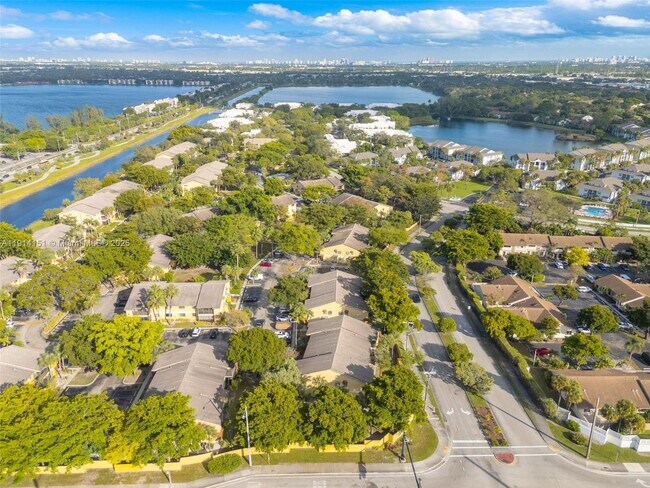 Building Photo - 3065 N Oakland Forest Dr