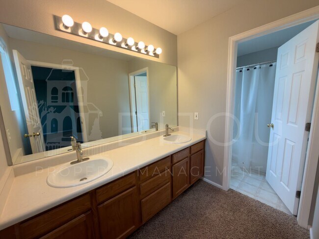 Building Photo - 3739 Range Dr